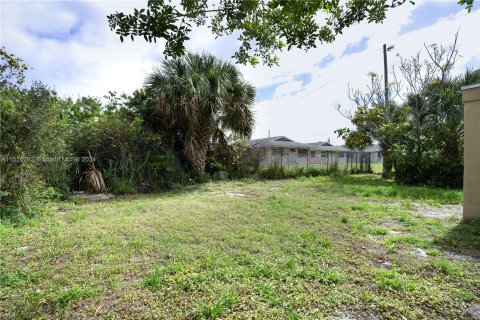 House in Stuart, Florida 3 bedrooms, 74.79 sq.m. № 997944 - photo 4