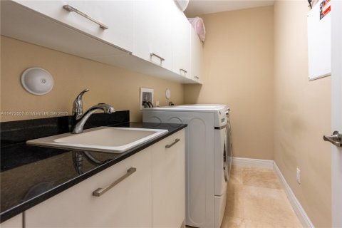 Townhouse in Doral, Florida 3 bedrooms, 226.5 sq.m. № 785425 - photo 29
