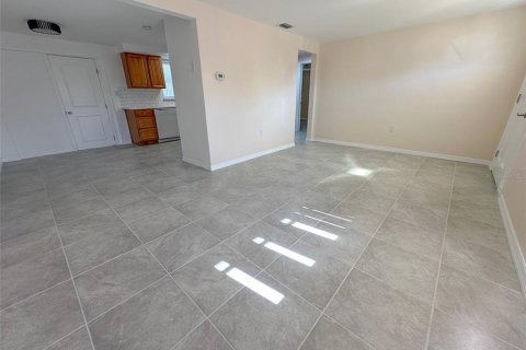 Casa en alquiler en New Port Richey, Florida, 2 dormitorios, 80.27 m2 № 1378255 - foto 4