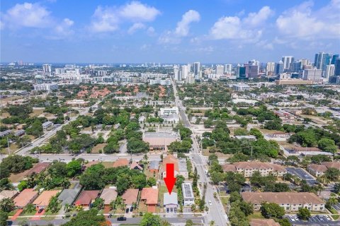 Immobilier commercial à vendre à Fort Lauderdale, Floride: 111.11 m2 № 46274 - photo 1