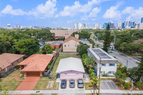 Immobilier commercial à vendre à Fort Lauderdale, Floride: 111.11 m2 № 46274 - photo 7