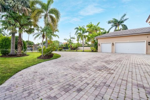 House in Miami, Florida 7 bedrooms, 463.68 sq.m. № 1135591 - photo 6