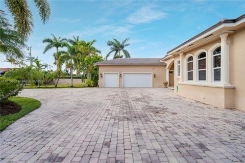 House in Miami, Florida 7 bedrooms, 463.68 sq.m. № 1135591 - photo 5