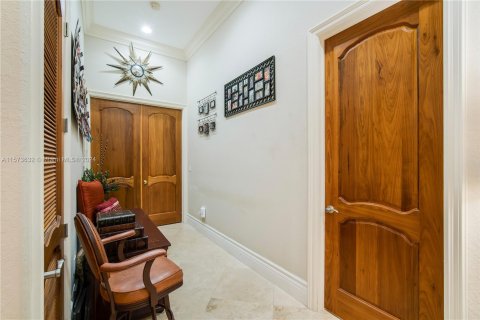 House in Miami, Florida 7 bedrooms, 463.68 sq.m. № 1135591 - photo 28