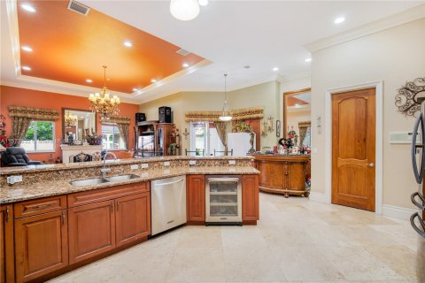 House in Miami, Florida 7 bedrooms, 463.68 sq.m. № 1135591 - photo 20