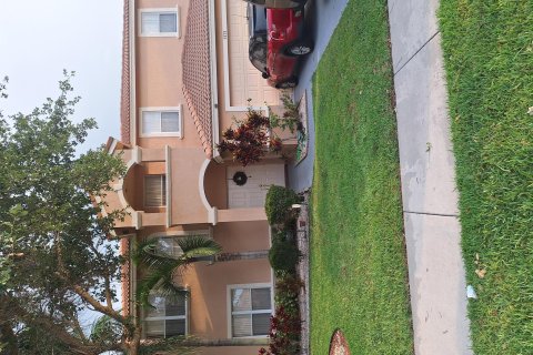 Casa en venta en Lake Worth, Florida, 5 dormitorios, 261.06 m2 № 1181999 - foto 1