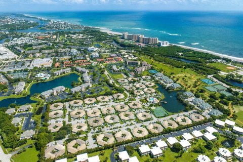 House in Jupiter, Florida 2 bedrooms, 143.07 sq.m. № 1182001 - photo 1