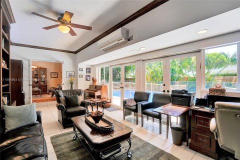 House in Miami Beach, Florida 5 bedrooms, 298.22 sq.m. № 1377190 - photo 13