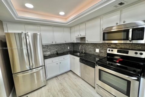 Condo in Pompano Beach, Florida, 1 bedroom  № 1377232 - photo 1