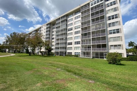 Condo in Pompano Beach, Florida, 1 bedroom  № 1377232 - photo 23