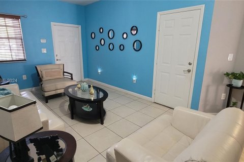 Townhouse in Cutler Bay, Florida 4 bedrooms, 159.05 sq.m. № 1377233 - photo 5