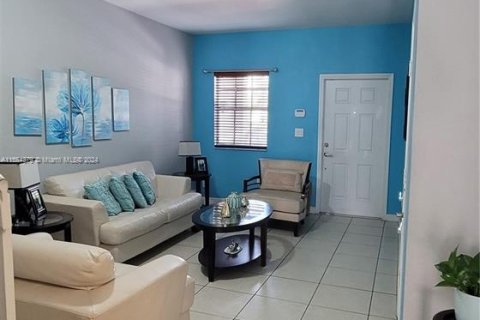 Townhouse in Cutler Bay, Florida 4 bedrooms, 159.05 sq.m. № 1377233 - photo 1