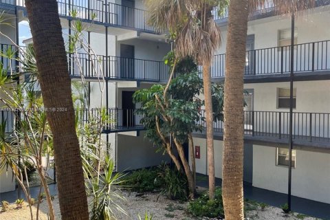 Condominio en venta en Lauderdale Lakes, Florida, 1 dormitorio, 69.49 m2 № 1186094 - foto 11