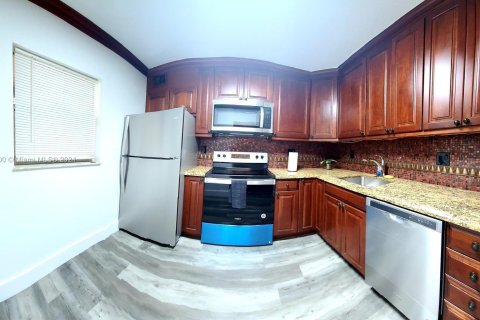 Condo in Lauderdale Lakes, Florida, 1 bedroom  № 1186094 - photo 4