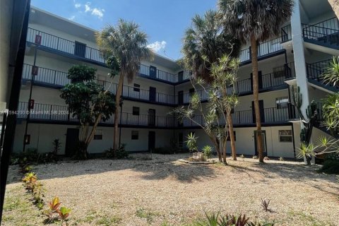 Condominio en venta en Lauderdale Lakes, Florida, 1 dormitorio, 69.49 m2 № 1186094 - foto 12