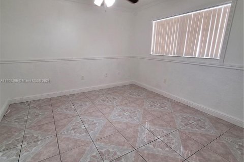 House in Hialeah Gardens, Florida 3 bedrooms, 104.98 sq.m. № 1345764 - photo 11