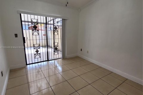 Casa en alquiler en Hialeah Gardens, Florida, 3 dormitorios, 104.98 m2 № 1345764 - foto 17