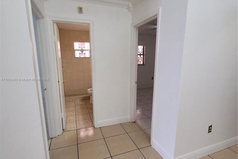 House in Hialeah Gardens, Florida 3 bedrooms, 104.98 sq.m. № 1345764 - photo 7