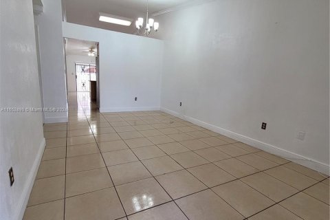 Casa en alquiler en Hialeah Gardens, Florida, 3 dormitorios, 104.98 m2 № 1345764 - foto 6