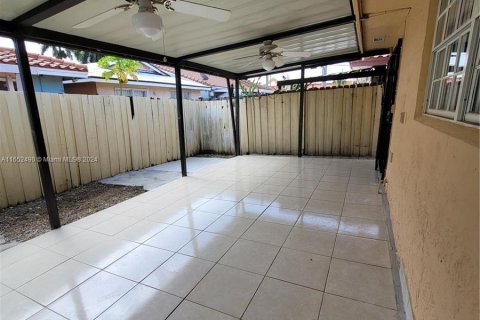 Casa en alquiler en Hialeah Gardens, Florida, 3 dormitorios, 104.98 m2 № 1345764 - foto 21