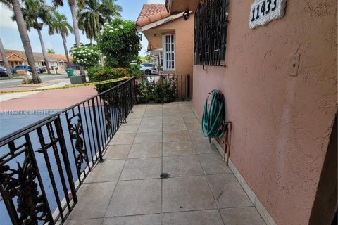 Casa en alquiler en Hialeah Gardens, Florida, 3 dormitorios, 104.98 m2 № 1345764 - foto 3