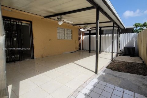 Casa en alquiler en Hialeah Gardens, Florida, 3 dormitorios, 104.98 m2 № 1345764 - foto 20