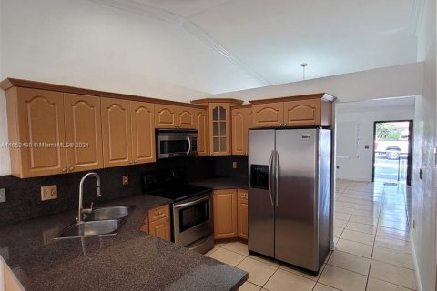 House in Hialeah Gardens, Florida 3 bedrooms, 104.98 sq.m. № 1345764 - photo 14