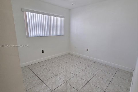 Casa en alquiler en Hialeah Gardens, Florida, 3 dormitorios, 104.98 m2 № 1345764 - foto 8