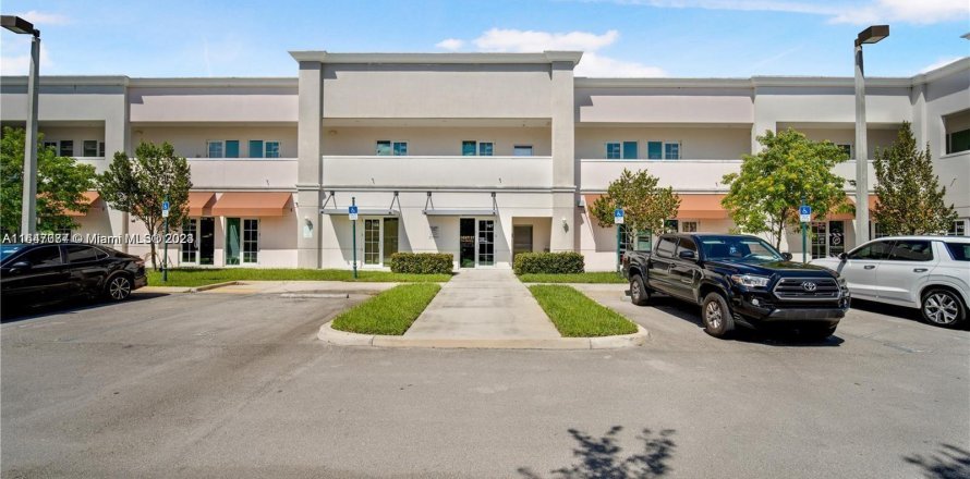 Commercial property in Miramar, Florida № 1330388