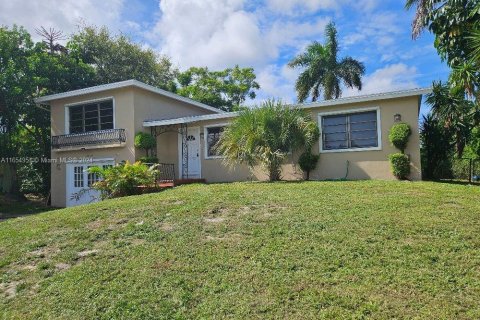 House in Lake Worth, Florida 4 bedrooms, 168.43 sq.m. № 1352043 - photo 1