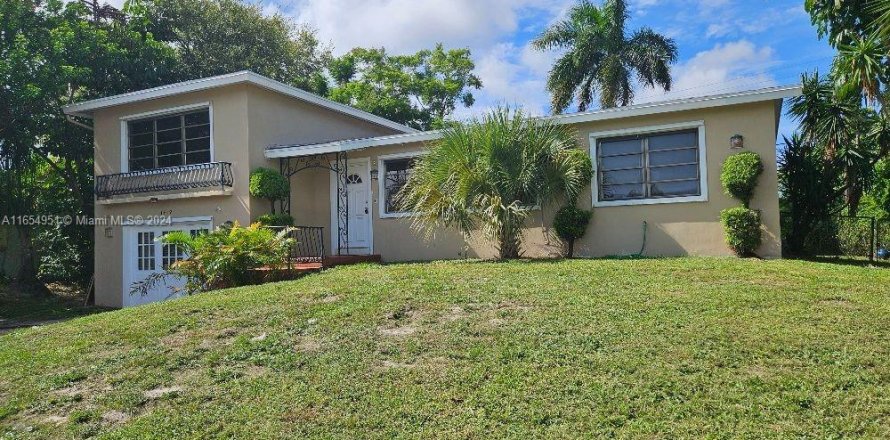 House in Lake Worth, Florida 4 bedrooms, 168.43 sq.m. № 1352043