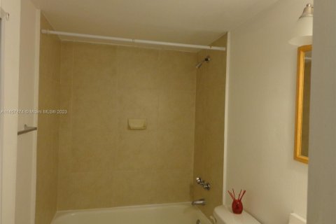 Condominio en venta en North Miami, Florida, 1 dormitorio, 62.52 m2 № 741457 - foto 12