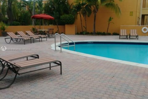 Condo in Hialeah, Florida, 2 bedrooms  № 1329237 - photo 11