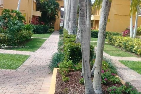 Condominio en venta en Hialeah, Florida, 2 dormitorios, 131.64 m2 № 1328875 - foto 2