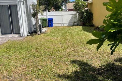 House in Pembroke Pines, Florida 3 bedrooms, 91.04 sq.m. № 1328836 - photo 16