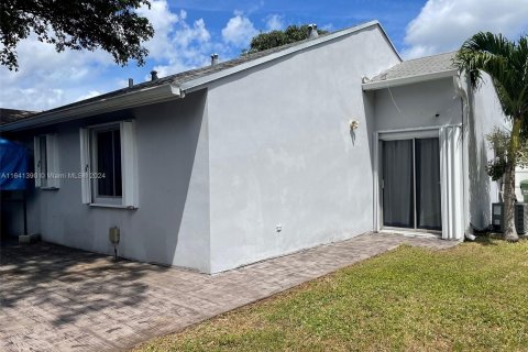 House in Pembroke Pines, Florida 3 bedrooms, 91.04 sq.m. № 1328836 - photo 17