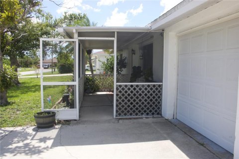 House in Port Charlotte, Florida 3 bedrooms, 87.89 sq.m. № 536399 - photo 3