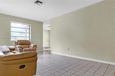 House in Miami Springs, Florida 3 bedrooms, 157 sq.m. № 1162343 - photo 27