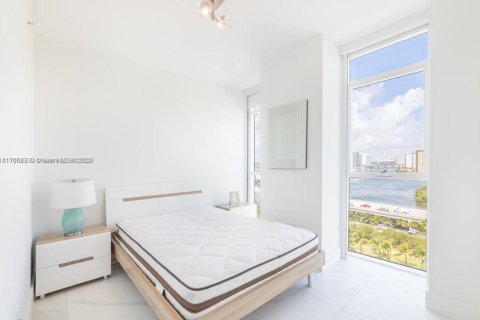 Condominio en venta en Sunny Isles Beach, Florida, 3 dormitorios, 158.4 m2 № 1347910 - foto 18