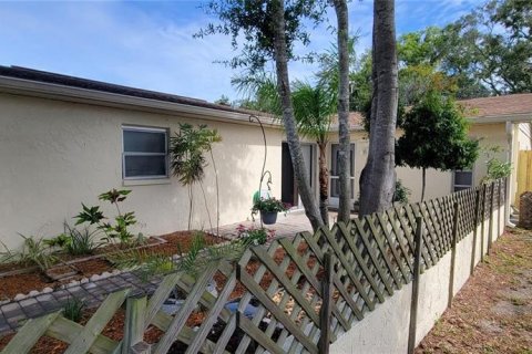 Commercial property in Spring Hill, Florida 4 bedrooms, 185.9 sq.m. № 1353223 - photo 10