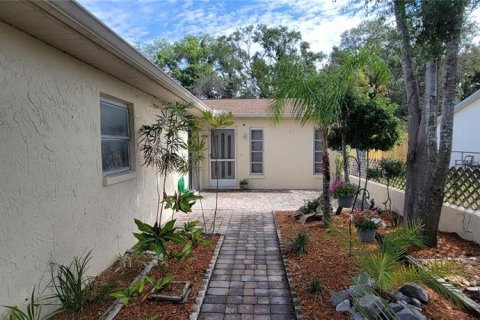 Commercial property in Spring Hill, Florida 4 bedrooms, 185.9 sq.m. № 1353223 - photo 9