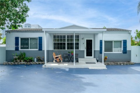 House in Miami, Florida 4 bedrooms, 105.35 sq.m. № 1377231 - photo 1