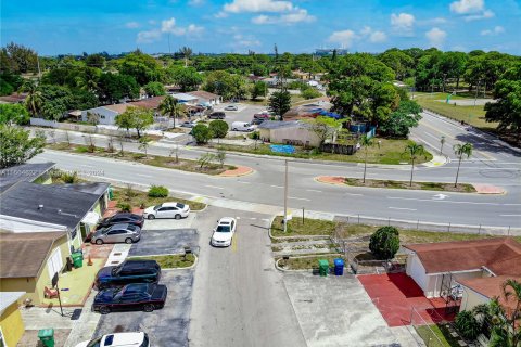 Casa en venta en Miami Gardens, Florida, 3 dormitorios, 107.95 m2 № 1377187 - foto 10