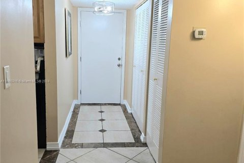 Condo in Dania Beach, Florida, 2 bedrooms  № 1377650 - photo 25