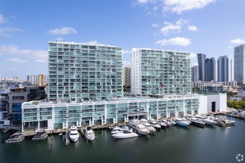 Condo in Sunny Isles Beach, Florida, 3 bedrooms  № 1377606 - photo 1