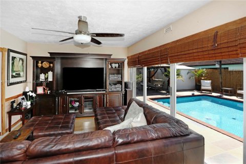 House in Miami, Florida 3 bedrooms, 155.8 sq.m. № 1377701 - photo 11