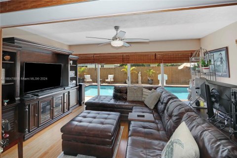 House in Miami, Florida 3 bedrooms, 155.8 sq.m. № 1377701 - photo 9