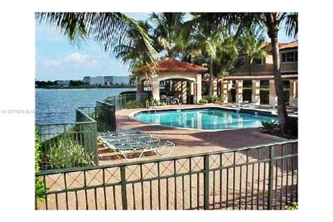 Adosado en venta en Miami Lakes, Florida, 3 dormitorios, 172.71 m2 № 1391477 - foto 17