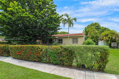 Villa ou maison à vendre à Miami Springs, Floride: 4 chambres, 173.08 m2 № 1235652 - photo 2