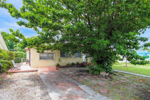 House in Miami Springs, Florida 4 bedrooms, 173.08 sq.m. № 1235652 - photo 4